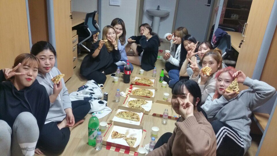 20170306 뷰티케어학과 1학년 신입생들을 위한 기숙사 피자파티